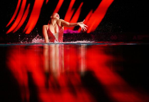 La integrante del equipo nacional de natación sincronizada de Uzbekistán, Anna Váshchenko, protagoniza el espectáculo en el Centro Olímpico de Natación Sincronizada de Moscú. - Sputnik Mundo
