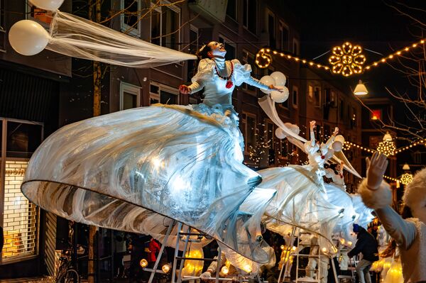 La temporada navideña arranca en la ciudad holandesa de Nimega con un hermoso desfile invernal formado por un grupo de artistas acrobáticos que actúan en bicicletas especiales y jóvenes que bailan con luces. El acto forma parte de las Semanas de Invierno de Nimega, que incluyen varias actividades para menores de edad.   En la foto: bailarinas danzando bajo la lluvia. - Sputnik Mundo