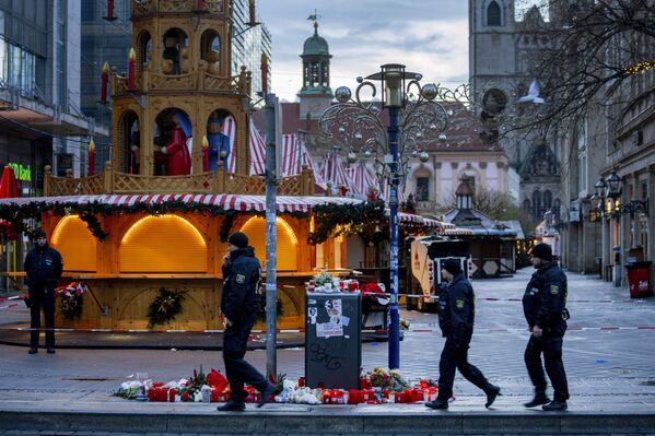 El 20 de diciembre de 2024, un auto embistió a un mercado navideño en la ciudad alemana de Magdeburgo, causando 5 muertos y más de 200 heridos.En la imagen: los policías pasan por el lugar del accidente. - Sputnik Mundo