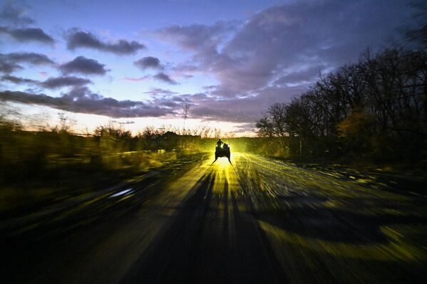 Un vehículo de las Fuerzas Armadas rusas en la zona de la operación militar especial en Ucrania. - Sputnik Mundo