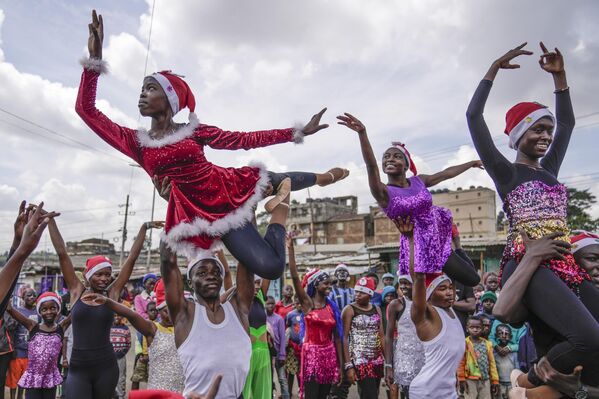 Bailarines actúan en una representación de ballet navideño en la chabola de Kibera, uno de los barrios más concurridos de Nairobi, capital keniana. - Sputnik Mundo