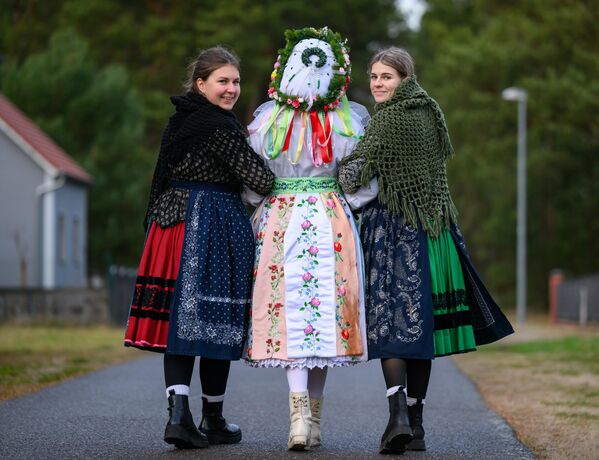 Janschwalder Christkind (Niño Jesús de Janschwald en alemán) es una antigua costumbre de los sorbios, un pueblo eslavo que históricamente vivía en el este de Alemania. Consiste en que una persona disfrazada con la cara oculta va de casa en casa y reparte regalos a los niños.En la foto: participantes en el tradicional ritual del Niño Jesús en la localidad alemana de Janschwalde. - Sputnik Mundo