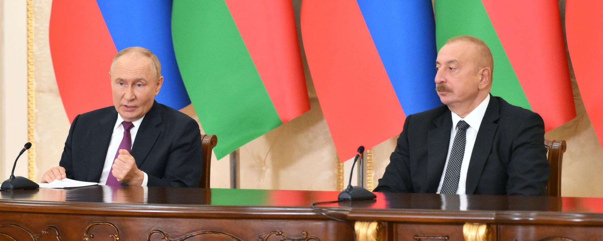 El presidente de Rusia, Vladímir Putin, y su homólogo de Azerbaiyán, Ilham Aliev - Sputnik Mundo, 1920, 28.12.2024