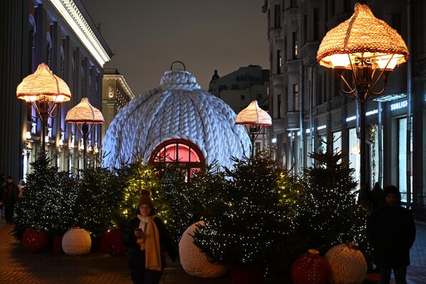 La calle Arbat también está lista para las festividades. - Sputnik Mundo