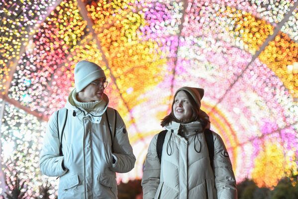 Peatones en el arco navideño en el centro de Moscú. - Sputnik Mundo