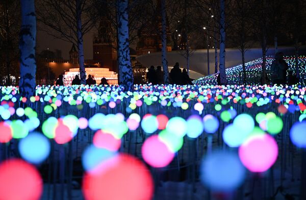 Instalación de farolas en el parque Zariadie. - Sputnik Mundo