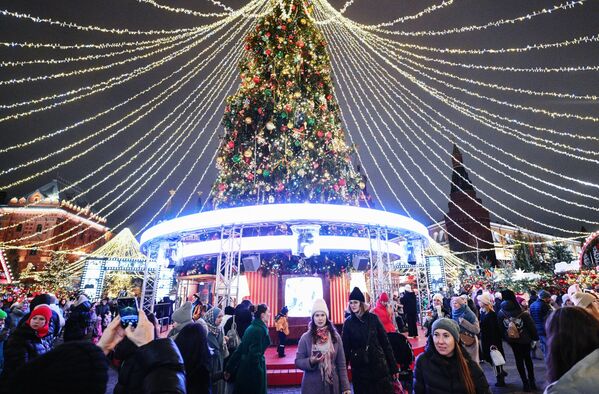 Árbol de Navidad en la plaza de Manezh. - Sputnik Mundo