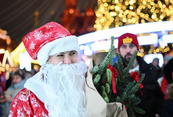 Un hombre vestido de Papá Noel. - Sputnik Mundo