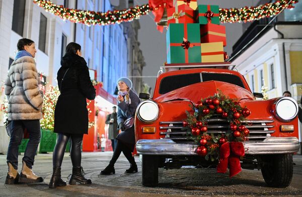 Decoraciones festivas en la calle Stoléshnikov. - Sputnik Mundo
