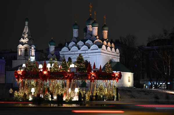 Decoraciones navideñas en la calle Novi Arbat. Al fondo: Iglesia de Simeón Stolpnik. - Sputnik Mundo