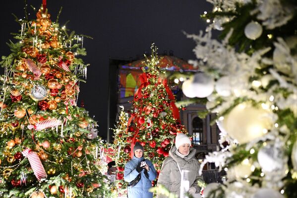 Árboles de Navidad en el centro de Moscú. - Sputnik Mundo