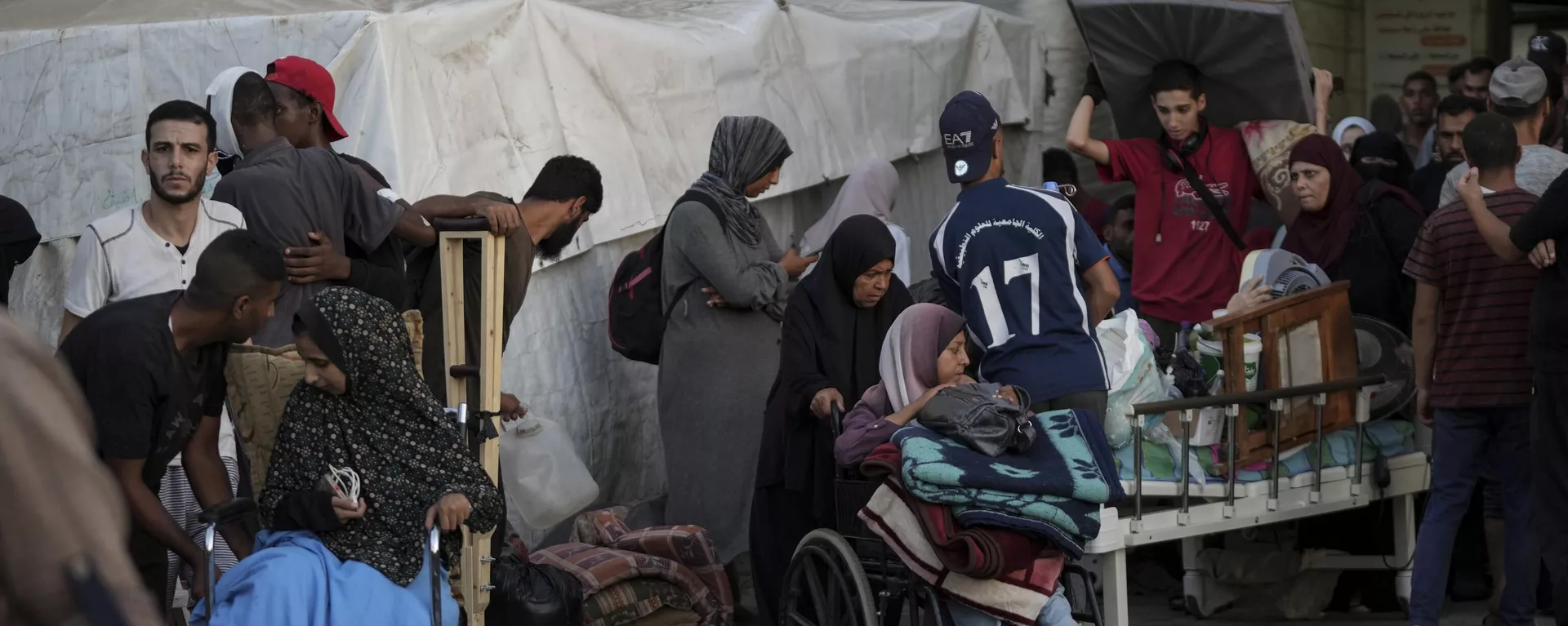 Pacientes y familiares se desplazan ante el Hospital de los Mártires de Al Aqsa en Deir al Balah, Franja de Gaza, el 25 de agosto de 2024. - Sputnik Mundo, 1920, 31.12.2024