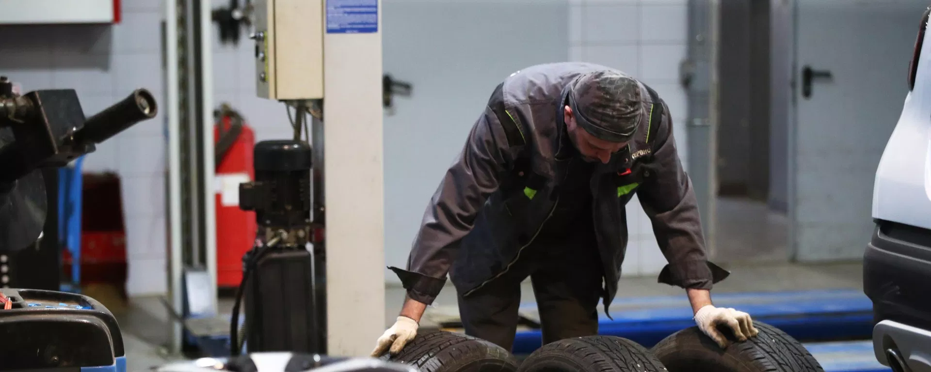 Trabajador de taller de reparación de automóviles  - Sputnik Mundo, 1920, 31.12.2024