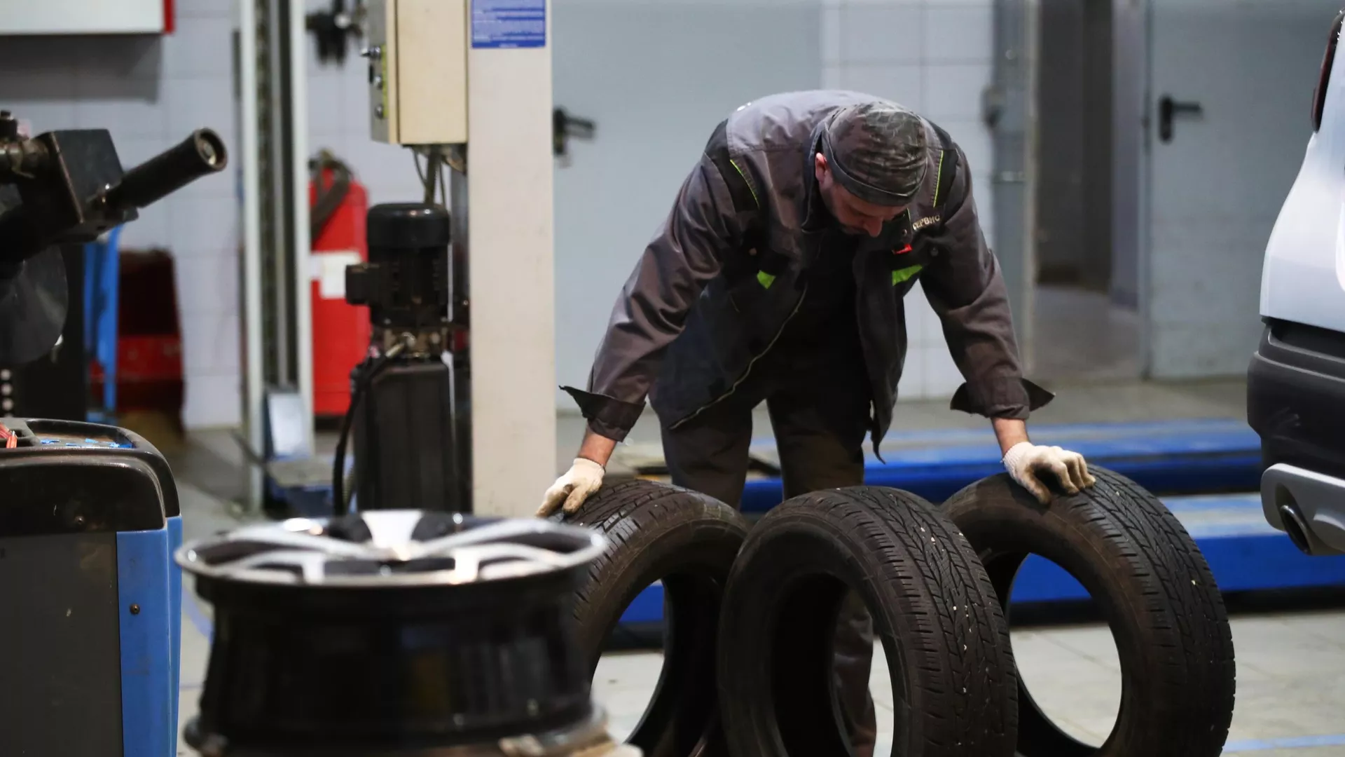 Trabajador de taller de reparación de automóviles  - Sputnik Mundo, 1920, 31.12.2024