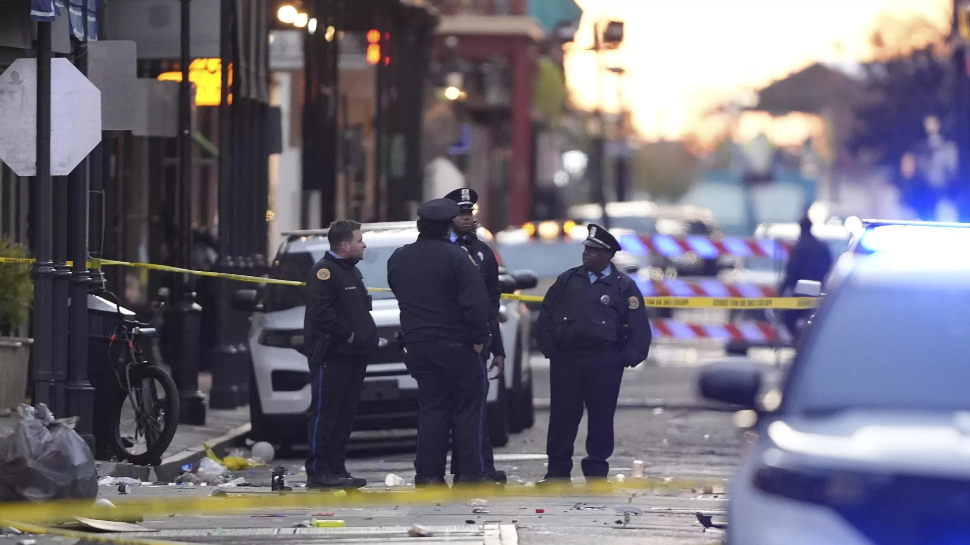 Los servicios de emergencia acuden al lugar de los hechos en Bourbon Street después de que un vehículo arrollara a una multitud en Canal y Bourbon Street, en Nueva Orleans, el 1 de enero de 2025 Los servicios de emergencia acuden al lugar de los hechos en Bourbon Street después de que un vehículo arrollara a una multitud en Canal y Bourbon Street, en Nueva Orleans, el 1 de enero de 2025 - Sputnik Mundo, 1920, 01.01.2025