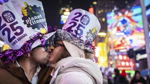 Una pareja se besa tras la caída de la bola en Times Square, Nueva York.  - Sputnik Mundo