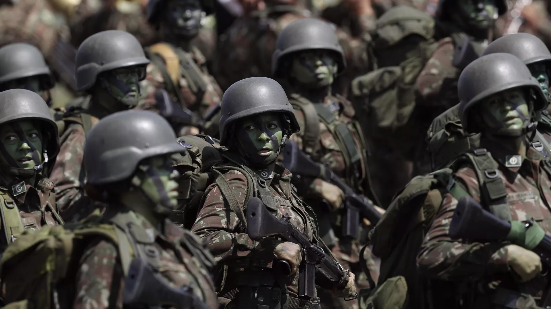 Un desfile de mujeres soldado durante una ceremonia militar por el Día del Soldado, en el Cuartel General del Ejército en Brasilia, Brasil, viernes 23 de agosto de 2019  - Sputnik Mundo, 1920, 02.01.2025