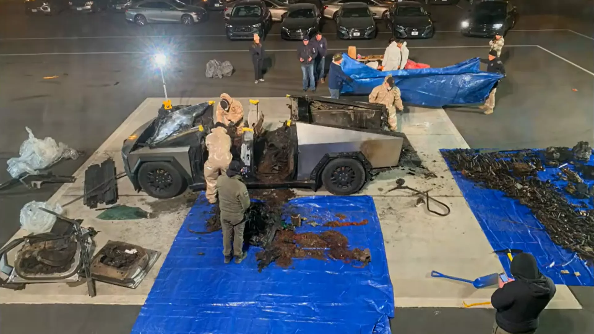 Autoridades de EEUU aún investigan el incidente en el que un Cybertruck explotó afuera de un hotel Trump en Las Vegas. Autoridades de EEUU aún investigan el incidente en el que un Cybertruck explotó afuera de un hotel Trump en Las Vegas. - Sputnik Mundo, 1920, 02.01.2025
