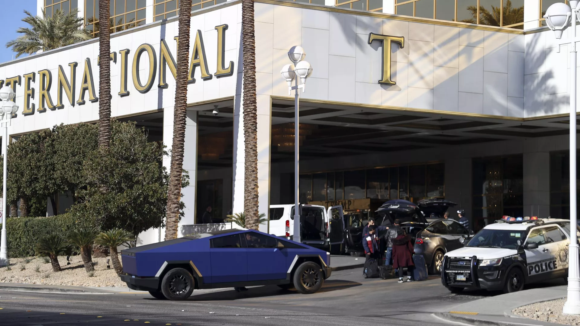 Un Tesla Cybertruck entra en el Trump International Hotel de Las Vegas el 2 de enero de 2025.  - Sputnik Mundo, 1920, 03.01.2025