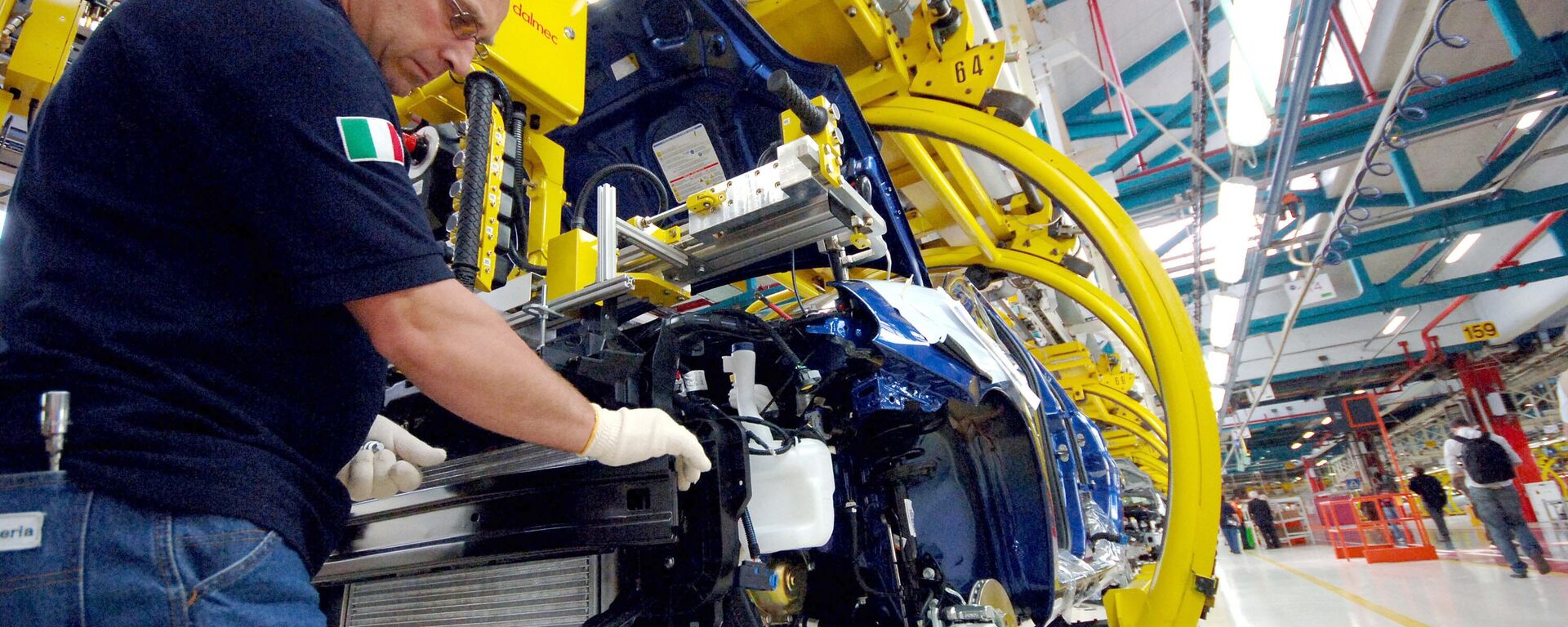 Un empleado en una planta de producción de automóviles en Italia - Sputnik Mundo, 1920, 08.04.2025