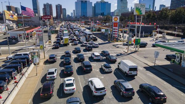 
Automovilistas esperan para atravesar el túnel Holland hacia la ciudad de Nueva York durante la hora de mayor tráfico por la mañana, en Jersey City, Nueva Jersey, el 8 de marzo de 2023 - Sputnik Mundo