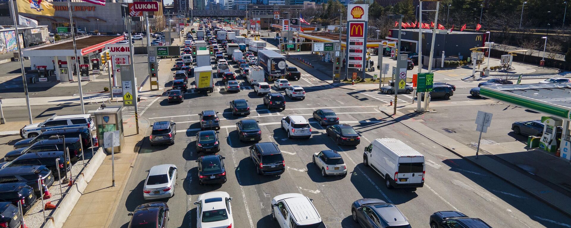 
Automovilistas esperan para atravesar el túnel Holland hacia la ciudad de Nueva York durante la hora de mayor tráfico por la mañana, en Jersey City, Nueva Jersey, el 8 de marzo de 2023 - Sputnik Mundo, 1920, 05.01.2025