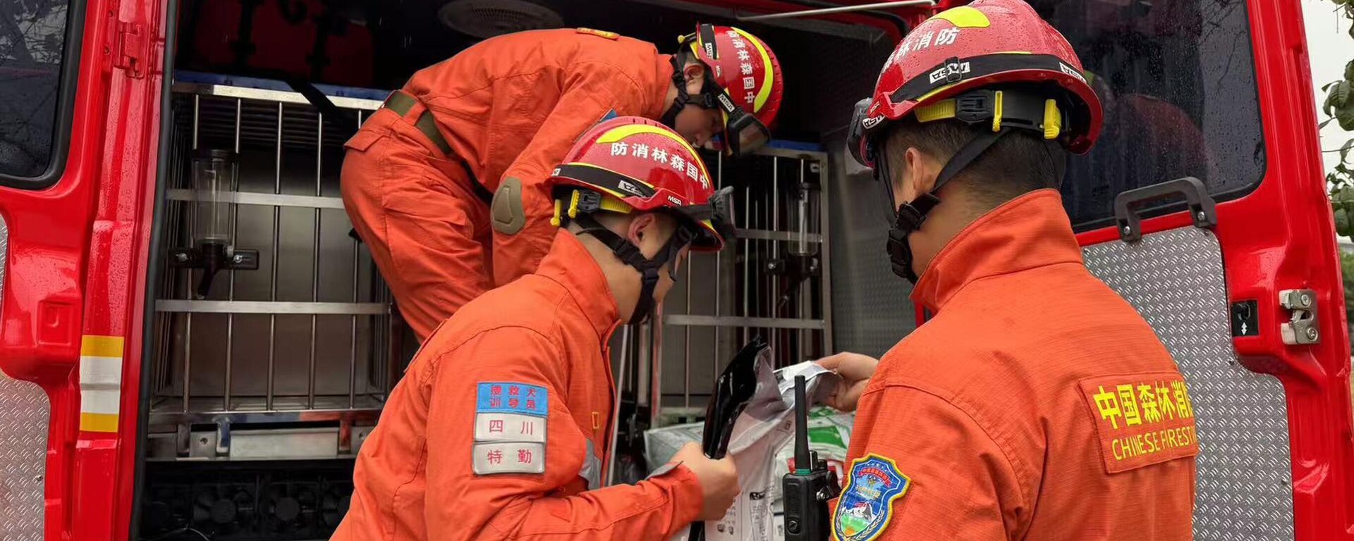 Rescatistas de la Brigada de Incendios Forestales de Sichuan se preparan para dirigirse a la zona afectada por el terremoto en Xizang el 7 de enero de 2025 en la ciudad de Chendu, provincia china de Sichuan - Sputnik Mundo, 1920, 08.01.2025