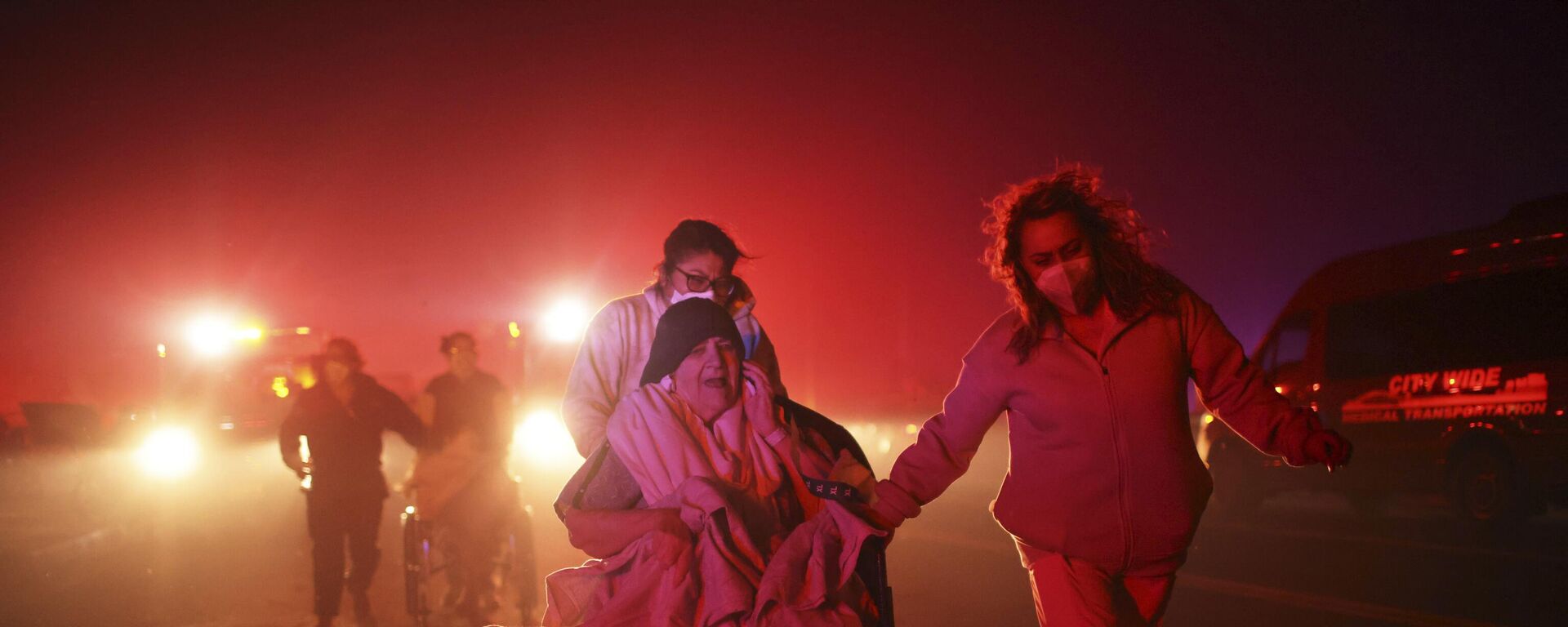 Los residentes de un centro de ancianos son evacuados mientras el incendio Eaton se acerca en Altadena, California, EEUU. - Sputnik Mundo, 1920, 08.01.2025