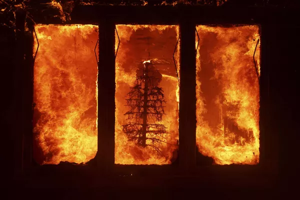 El incendio de Palisades quema un árbol de Navidad en el interior de una residencia en  la comunidad integrada de Pacific Palisades en Los Ángeles, California. - Sputnik Mundo