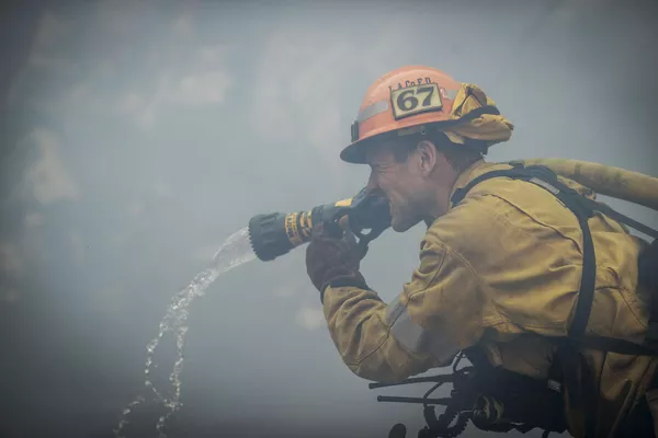 Un grupo de bomberos hace frente al avance del incendio en Pacific Palisades.  - Sputnik Mundo