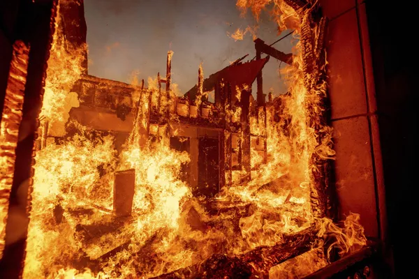 El incendio en Pacific Palisades quema una residencia en Los Ángeles. El incendio en Pacific Palisades quema una residencia en Los Ángeles. - Sputnik Mundo