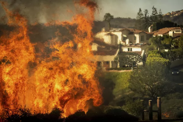 Las llamas se elevan mientras el incendio avanza sobre las viviendas en Pacific Palisades. Las llamas se elevan mientras el incendio avanza sobre las viviendas en Pacific Palisades. - Sputnik Mundo