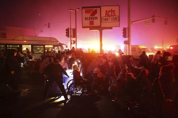 Los residentes de un centro de ancianos son evacuados mientras el incendio Eaton se acerca en Altadena, California, el 7 de enero de 2025. Los residentes de un centro de ancianos son evacuados mientras el incendio Eaton se acerca en Altadena, California, el 7 de enero de 2025. - Sputnik Mundo