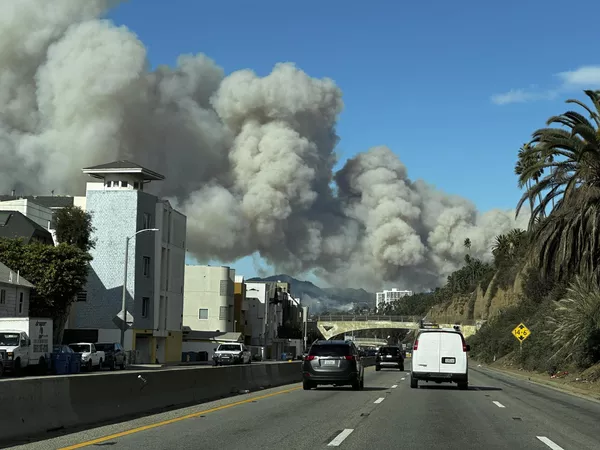 El espeso humo del incendio de Pacific Palisades se eleva sobre la autopista Pacific Coast en Santa Mónica. El espeso humo del incendio de Pacific Palisades se eleva sobre la autopista Pacific Coast en Santa Mónica. - Sputnik Mundo