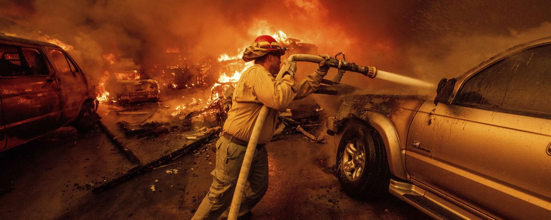 Un bombero combate los incendios en Altadena, California, este miércoles 8 de enero  - Sputnik Mundo, 1920, 09.01.2025