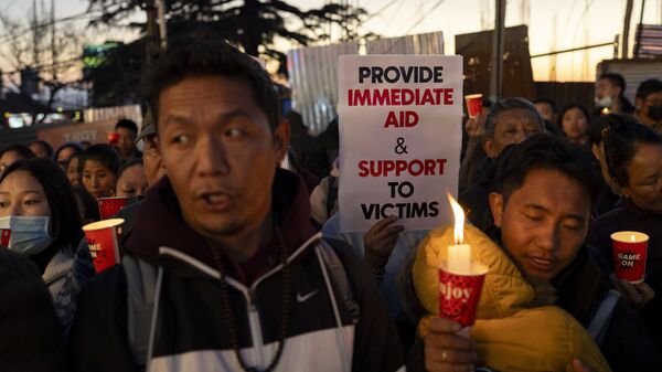 Tibetanos exiliados participan en una vigilia con velas en Dharamshala, India, el miércoles 8 de enero de 2025, en solidaridad con las víctimas del terremoto que sacudió el martes una región del Tíbet situada a gran altitud en el oeste de China - Sputnik Mundo