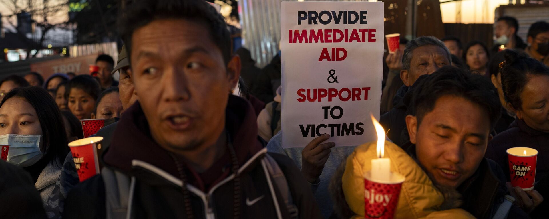 Tibetanos exiliados participan en una vigilia con velas en Dharamshala, India, el miércoles 8 de enero de 2025, en solidaridad con las víctimas del terremoto que sacudió el martes una región del Tíbet situada a gran altitud en el oeste de China - Sputnik Mundo, 1920, 09.01.2025