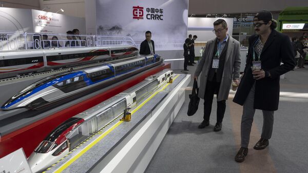 Los visitantes observan las maquetas de los últimos trenes de alta velocidad de China Railway Construction Corporation durante la China International Supply Chain Expo en Pekín - Sputnik Mundo