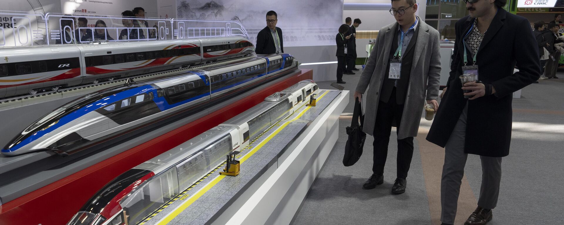 Los visitantes observan las maquetas de los últimos trenes de alta velocidad de China Railway Construction Corporation durante la China International Supply Chain Expo en Pekín - Sputnik Mundo, 1920, 11.01.2025