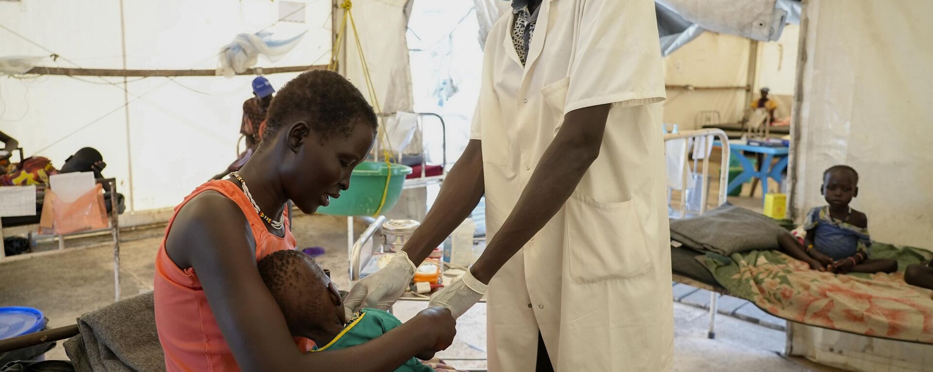 Nyayiar Kuol sostiene a su hija de 1 año, Chuoder Wal, gravemente desnutrida, mientras la atiende un médico en un hospital administrado por Medicines Sans Frontieres (Médicos Sin Fronteras) en Old Fangak, en el estado de Jonglei, Sudán del Sur (archivo) - Sputnik Mundo, 1920, 10.01.2025