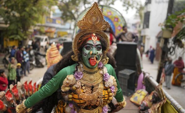 Un hombre indio vestido como la diosa hindú Kali baila durante la procesión de Shri Anand Akhar Panchayat a Sangam, donde confluyen los ríos Ganges y Yamuna, durante el festival Maha Kumbh Mela. Las celebraciones duran 55 días y se celebran cada 12 años en Prayagraj, en el norte de la India. Un hombre indio vestido como la diosa hindú Kali baila durante la procesión de Shri Anand Akhar Panchayat a Sangam, donde confluyen los ríos Ganges y Yamuna, durante el festival Maha Kumbh Mela. Las celebraciones duran 55 días y se celebran cada 12 años en Prayagraj, en el norte de la India. - Sputnik Mundo