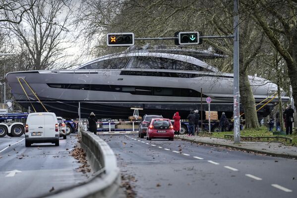 Un yate de lujo italiano Pershing GTX 80, de 50 toneladas de peso, cruza una calle delante de los automóviles que le esperan, de camino a la próxima feria náutica de la ciudad Dusseldorf, al oeste de Alemania. Un yate de lujo italiano Pershing GTX 80, de 50 toneladas de peso, cruza una calle delante de los automóviles que le esperan, de camino a la próxima feria náutica de la ciudad Dusseldorf, al oeste de Alemania. - Sputnik Mundo