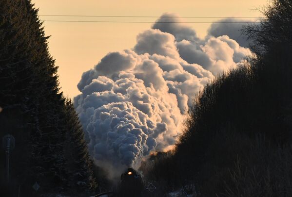 El tren retro Ruskeala Express, circula en la república rusa de Carelia, entre la ciudad de Sortavala y la principal atracción de la región. El tren retro Ruskeala Express, circula en la república rusa de Carelia, entre la ciudad de Sortavala y la principal atracción de la región. - Sputnik Mundo