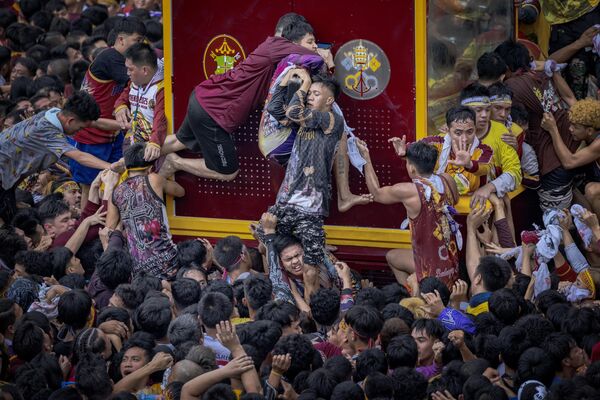 Devotos católicos filipinos se empujan unos a otros para tocar al Nazareno Negro durante su procesión anual en Manila, Filipinas. A la fiesta del Nazareno Negro acuden millones de devotos descalzos y se celebra cada 9 de enero. El Nazareno Negro es una escultura de madera oscura de Jesús, traída a Filipinas en 1606 desde España y considerada milagrosa por los devotos filipinos. Devotos católicos filipinos se empujan unos a otros para tocar al Nazareno Negro durante su procesión anual en Manila, Filipinas. A la fiesta del Nazareno Negro acuden millones de devotos descalzos y se celebra cada 9 de enero. El Nazareno Negro es una escultura de madera oscura de Jesús, traída a Filipinas en 1606 desde España y considerada milagrosa por los devotos filipinos. - Sputnik Mundo