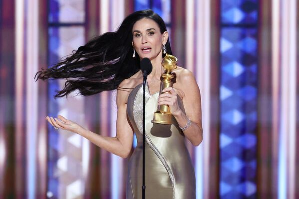 La actriz estadounidense Demi Moore gana el premio a la mejor interpretación femenina en una película musical o de comedia, durante la 82.ª edición de los Globos de Oro, celebrada en el hotel de Beverly Hilton, California, EEUU. La actriz estadounidense Demi Moore gana el premio a la mejor interpretación femenina en una película musical o de comedia, durante la 82.ª edición de los Globos de Oro, celebrada en el hotel de Beverly Hilton, California, EEUU. - Sputnik Mundo