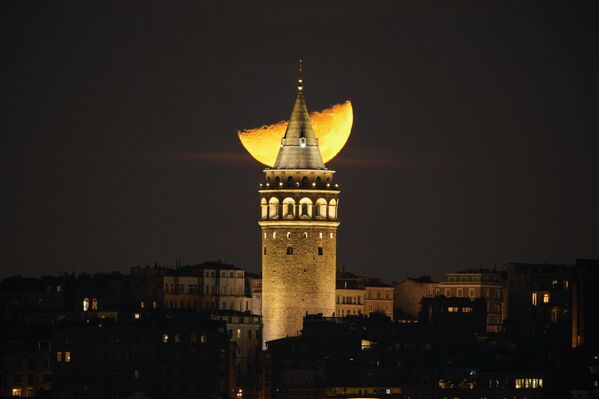 Una media luna se pone detrás de la Torre Gálata en Estambul, Turquía. Una media luna se pone detrás de la Torre Gálata en Estambul, Turquía. - Sputnik Mundo