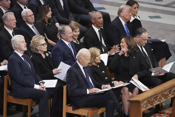 La vicepresidenta de EEUU, Kamala Harris, mantiene una divertida conversación con el expresidente George Walker Bush. En la foto: (primera fila, de izquierda a derecha) el presidente Joe Biden, la primera dama, Jill Biden, y el segundo caballero, Doug Emhoff. (Segunda fila, de izquierda a derecha) El expresidente Bill Clinton, la exsecretaria de Estado Hillary Clinton, Laura Bush, el expresidente Barack Obama, el presidente electo, Donald Trump, y Melania Trump en la ceremonia de despedida del expresidente estaounidense Jimmy Carter. La vicepresidenta de EEUU, Kamala Harris, mantiene una divertida conversación con el expresidente George Walker Bush. En la foto: (primera fila, de izquierda a derecha) el presidente Joe Biden, la primera dama, Jill Biden, y el segundo caballero, Doug Emhoff. (Segunda fila, de izquierda a derecha) El expresidente Bill Clinton, la exsecretaria de Estado Hillary Clinton, Laura Bush, el expresidente Barack Obama, el presidente electo, Donald Trump, y Melania Trump en la ceremonia de despedida del expresidente estaounidense Jimmy Carter. - Sputnik Mundo