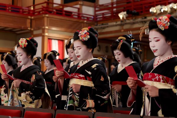 Geishas y sus alumnas maiko, vestidas con formales kimonos negros, participan en una ceremonia de Año Nuevo para marcar el inicio de los negocios en el teatro de Gion Kobu Kaburenjo, en Kioto, Japón. Geishas y sus alumnas maiko, vestidas con formales kimonos negros, participan en una ceremonia de Año Nuevo para marcar el inicio de los negocios en el teatro de Gion Kobu Kaburenjo, en Kioto, Japón. - Sputnik Mundo