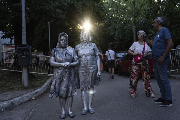 Mujeres actúan vestidas como miembros de las Madres de Plaza de Mayo mientras protestan contra los despidos anunciados por el Gobierno del presidente Javier Milei en el Centro Cultural Haroldo Conti de Buenos Aires, Argentina, el 4 de enero de 2025. Mujeres actúan vestidas como miembros de las Madres de Plaza de Mayo mientras protestan contra los despidos anunciados por el Gobierno del presidente Javier Milei en el Centro Cultural Haroldo Conti de Buenos Aires, Argentina, el 4 de enero de 2025. - Sputnik Mundo