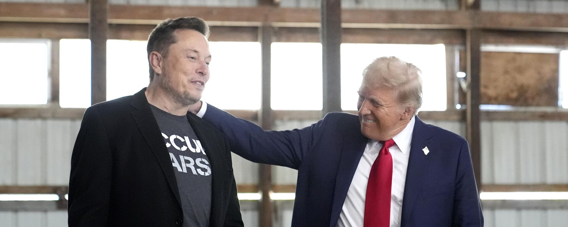 El consejero delegado de Tesla y SpaceX, Elon Musk, y el presidente electo de EEUU, Donald Trump, asisten a un acto de campaña en el Butler Farm Show de Butler, Pensilvania, el 5 de octubre de 2024 - Sputnik Mundo, 1920, 01.07.2025